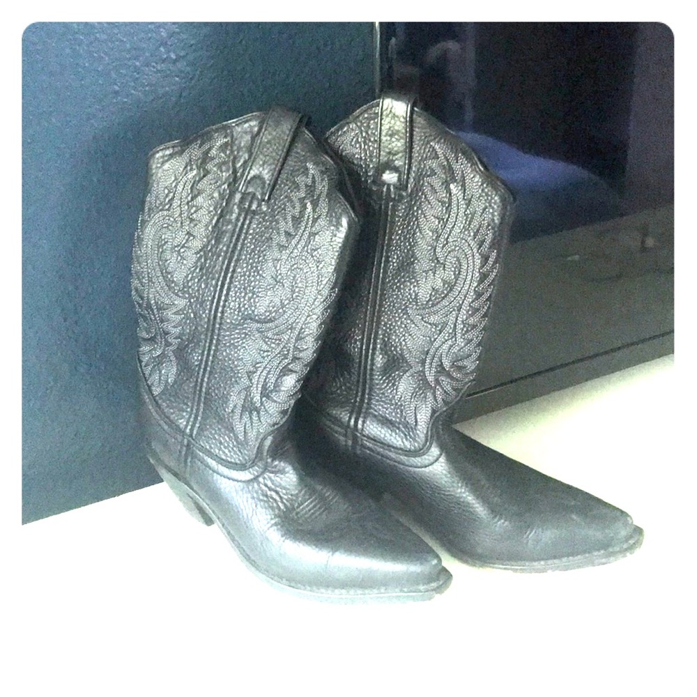 Black leather cowgirl boots